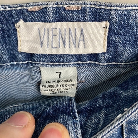 Vienna‎ Women's Denim High Waist Rolled Hem Jean Shorts Size 7 - Picture 2 of 12